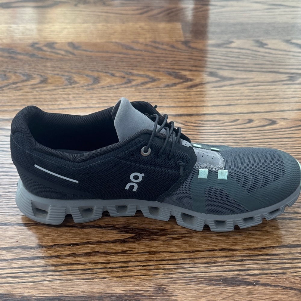 On Cloud 5 Running Athletic Shoes in Black and Gray - Picture 2 of 5